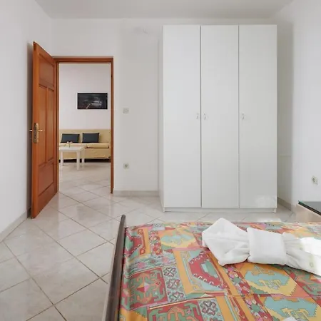 House For 12 People Close To The Sea Pula