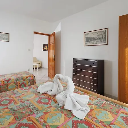 House For 12 People Close To The Sea *