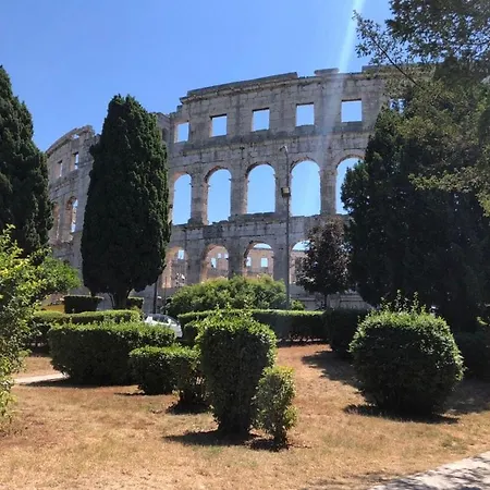 House For 12 People Close To The Sea *