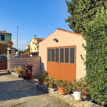 House For 12 People Close To The Sea בית נופש *