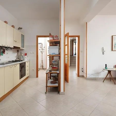 House For 12 People Close To The Sea Pula