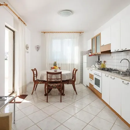 House For 12 People Close To The Sea * Pula