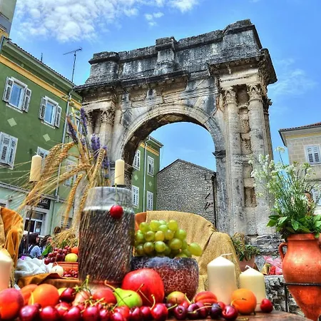 House For 12 People Close To The Sea Tatil Evi Pula