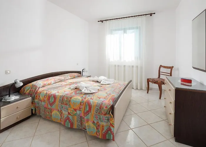 House For 12 People Close To The Sea * Pula