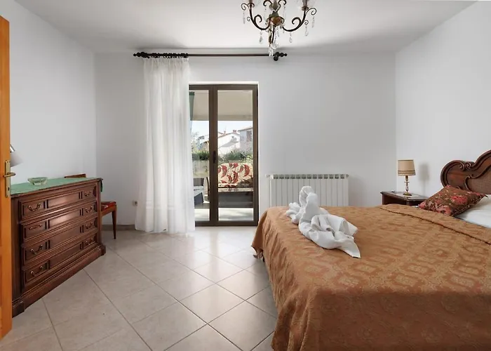 House For 12 People Close To The Sea Pula