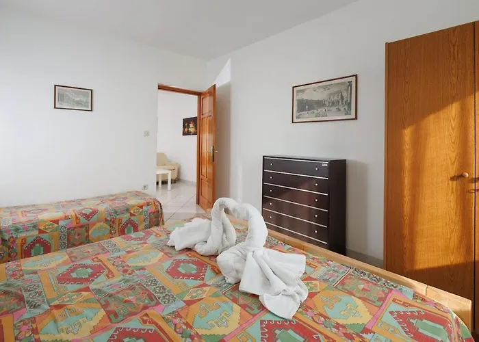 House For 12 People Close To The Sea *