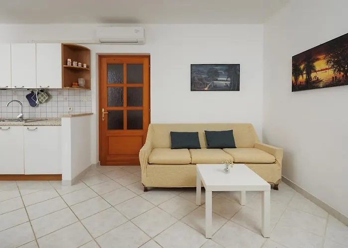 House For 12 People Close To The Sea בית נופש