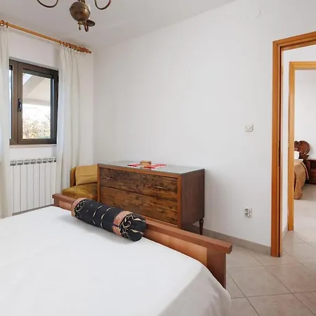 Holiday home House For 12 People Close To The Sea Pula