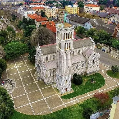House For 12 People Close To The Sea Casa de Férias Pula