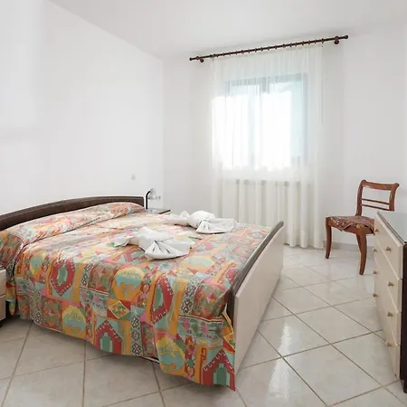 House For 12 People Close To The Sea * Pula