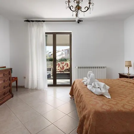 House For 12 People Close To The Sea Pula