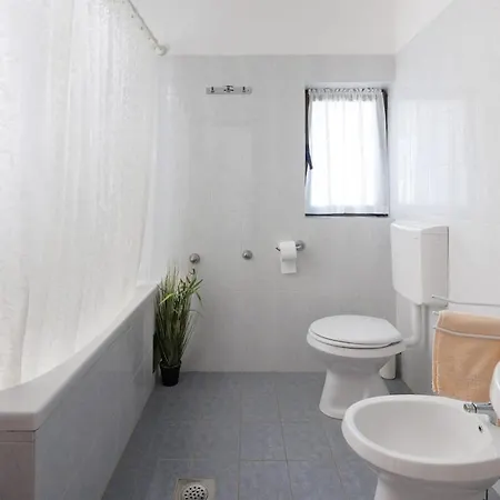 House For 12 People Close To The Sea Pula