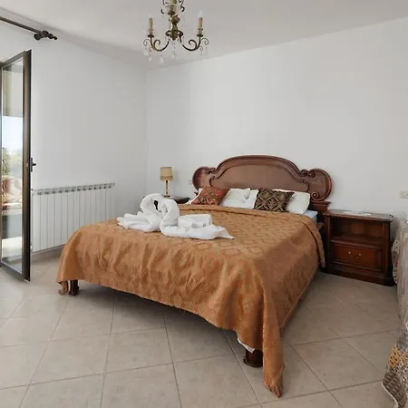 House For 12 People Close To The Sea Casa de Férias Pula