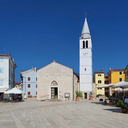 House For 12 People Close To The Sea Pula