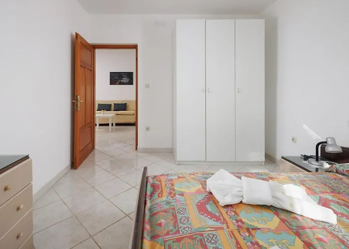 House For 12 People Close To The Sea Pula