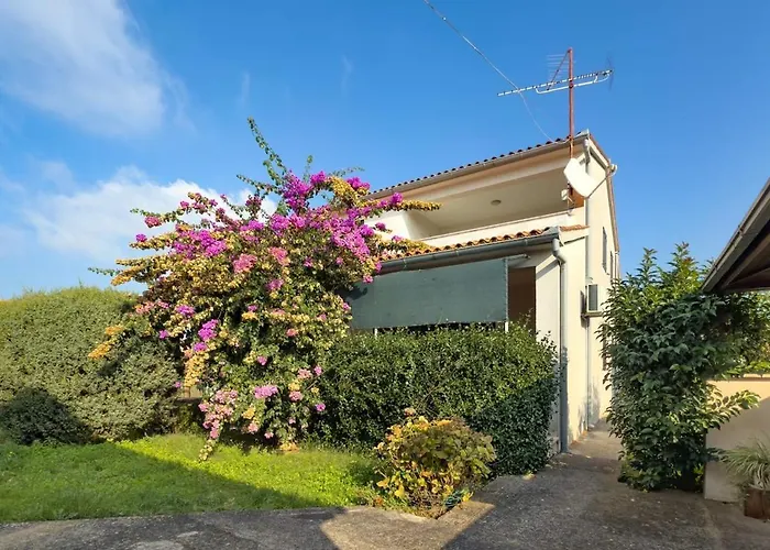 House For 12 People Close To The Sea *