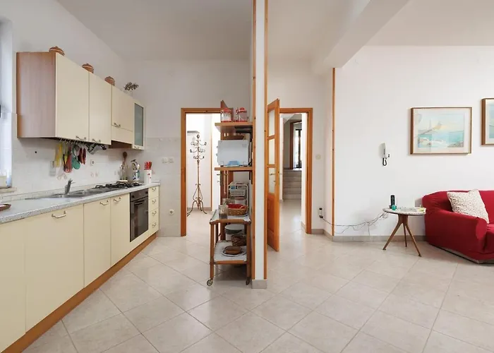 House For 12 People Close To The Sea Pula