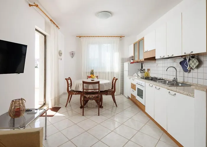 House For 12 People Close To The Sea * Pula