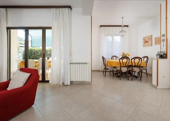 House For 12 People Close To The Sea *