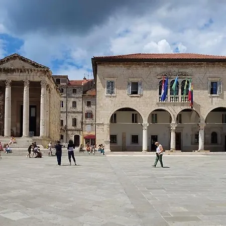 House For 12 People Close To The Sea 펜션 풀라