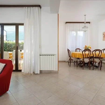 House For 12 People Close To The Sea *