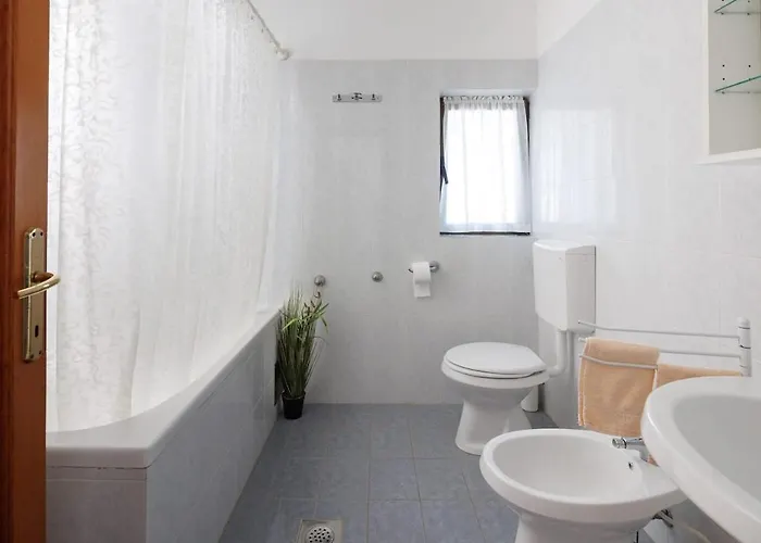House For 12 People Close To The Sea Pula